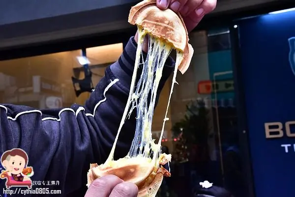中原夜市出現了巨無霸鹽酥雞車輪餅，味道還挺不錯的啊!!!!