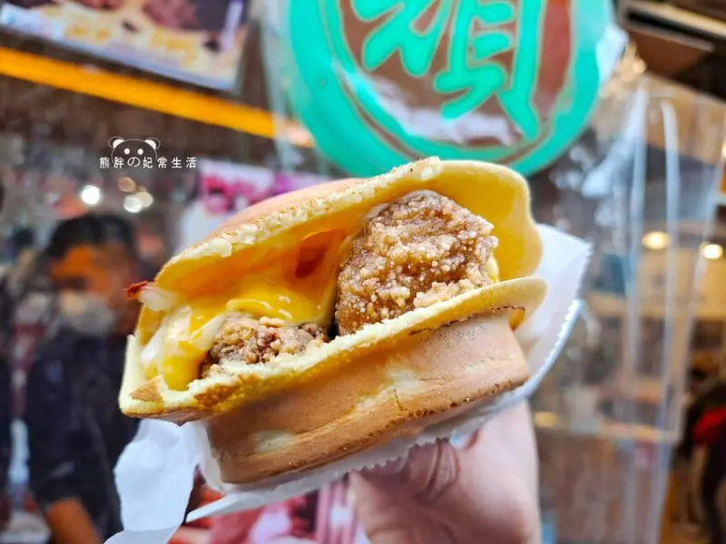 【桃園中壢】頑餅，中原夜市超狂超邪惡牽絲起司鹽酥雞車輪餅，外皮香酥，起司濃郁，鹽酥雞肉質軟嫩，中原必吃美食，桃園美食推薦