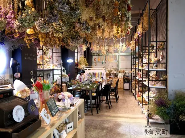 【嘉義景點推薦】佐丿籽：承億小鎮慢讀特色複合式書店，和乾燥花進行一場浪漫約會；三樓有椛手作課程體驗，近嘉義市政府