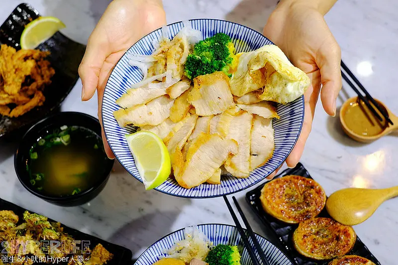 使用販賣機點餐日本味爆棚啊！台中公益路美食燒肉丼販單價不貴C/P值蠻高，飲料和味增湯無限暢飲喔！