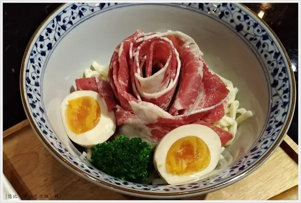 [台中|西區 公益路。視覺與味覺都滿足的手沖玫瑰雪花牛 燒肉丼販]