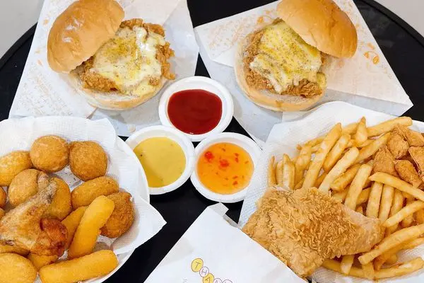 【食記】台中・大雅｜不加生菜又客製化口味的漢堡哪裡找？各種醬料自由搭配找到屬於自己的口味・肯尼美式炸雞中清總店・附菜單