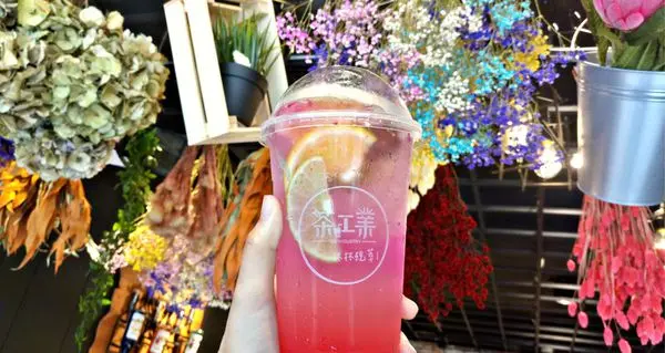 【中壢中原】茶工業現萃茶飲中原店☞佈滿超美乾燥花的工業風手搖飲料店，還有綠葉牆給你當拍照背景!/網美最愛超好拍氣泡飲/近中原寶雅.中原夜市