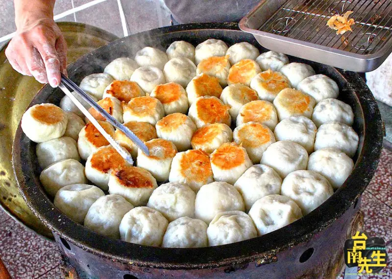 台南水煎包／沒有店名飄香將近20年／下午才營業只賣3.5小時／每日限量晚來吃不到／手工現包現煎／當天備料不賣隔夜貨／料多實在CP值高