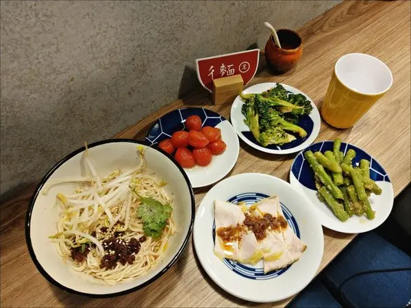 [台中] 彳麵小酸辣專賣 南洋風越南料理 酸酸辣辣的味道還蠻開胃的        
      