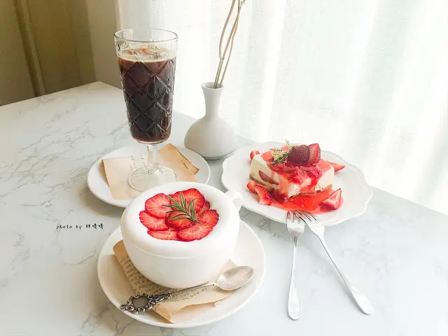 【嘉義 西區】MEWE cafe🍓🍓🍓 嘉義市區韓系貨櫃屋咖啡廳，用韓文點餐每樣還能折$5，甜點好吃，有趣又舒服的不限時咖啡廳^^