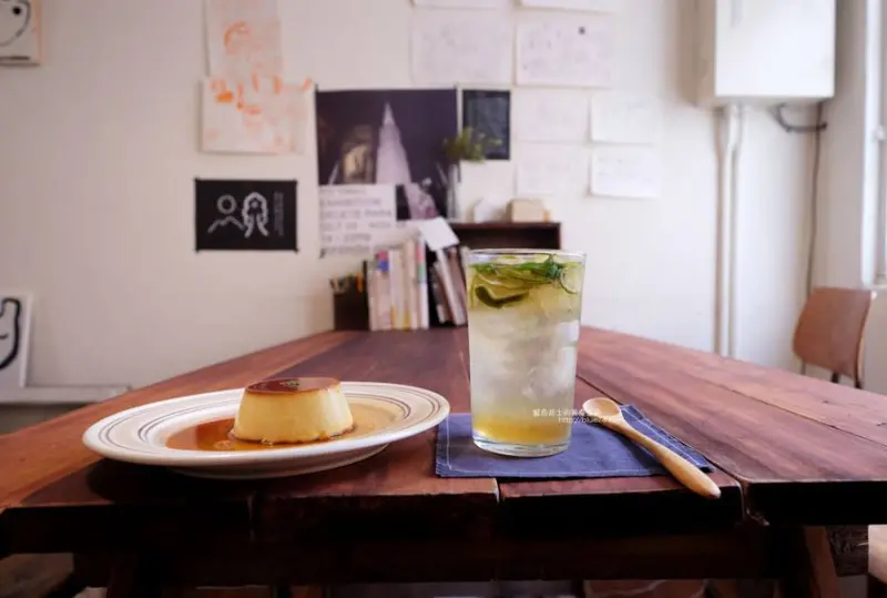 台中西區│給孤獨者書店-我喜歡的秘密基地.提供二手書籍及自家製點心與飲料.也有活動與講演.展覽及攝影空間租借 - 藍色起士的美食主義