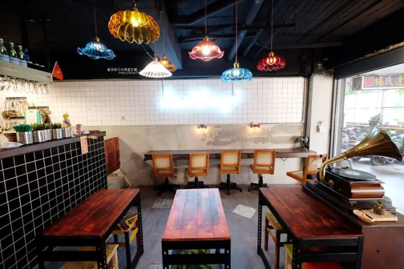 台中北區│廢青港式糖水-藏身在一中豐仁冰巷弄裡的港味.好拍的復古工業風 - 藍色起士的美食主義