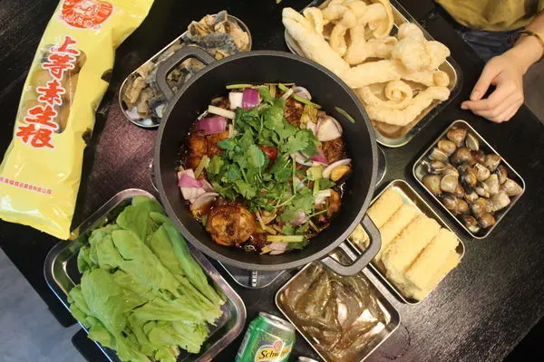 台中美食｜廢青。港式糖水-冬天首選麻辣雞煲打邊爐，麻辣滋味食指大動