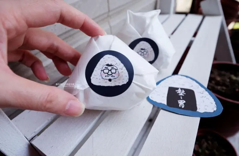 台中全區│墊墊胃-昆布佃煮及金菇醬兩種口味.一顆不大.米飯煮的好吃Q彈 - 藍色起士的美食主義