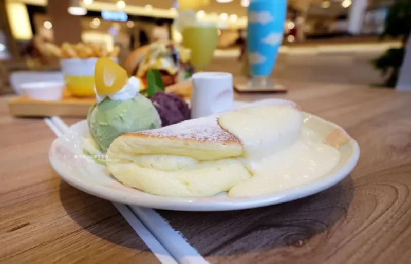 台中西屯│屋莎鬆餅屋台中大遠百店-高雄人氣藍帶級雲之鬆餅.輕柔口感.還有美美的藍跟粉色雲之優格及視覺系邪惡起司瀑布漢堡 - 藍色起士的美食主義