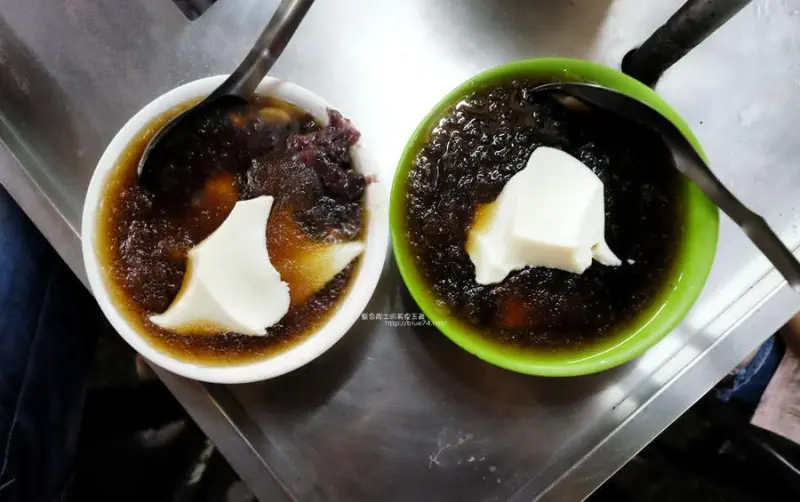 台中西屯│水湳冷熱豆花-水湳市場三十幾年排隊豆花攤車.夏天冬天生意一樣好.大大中西藥局前.老蔡上海生煎包對面 - 藍色起士的美食主義