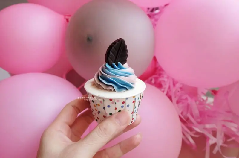 台中西屯│LUSI CAFE-逢甲商圈巷弄美翻夢幻藝術般花朵杯子蛋糕 - 藍色起士的美食主義