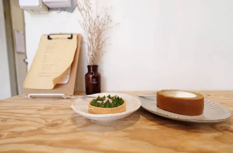 台中西區│二階図書室-隱身在審計新村二樓的圖書文具展覽空間.假日有no.09甜點可預約 - 藍色起士的美食主義