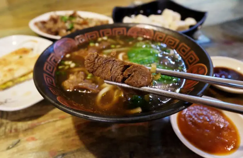 台中大雅│張記黑龍江麵食館-推蔥油餅加蛋.大雅國小對面 - 藍色起士的美食主義