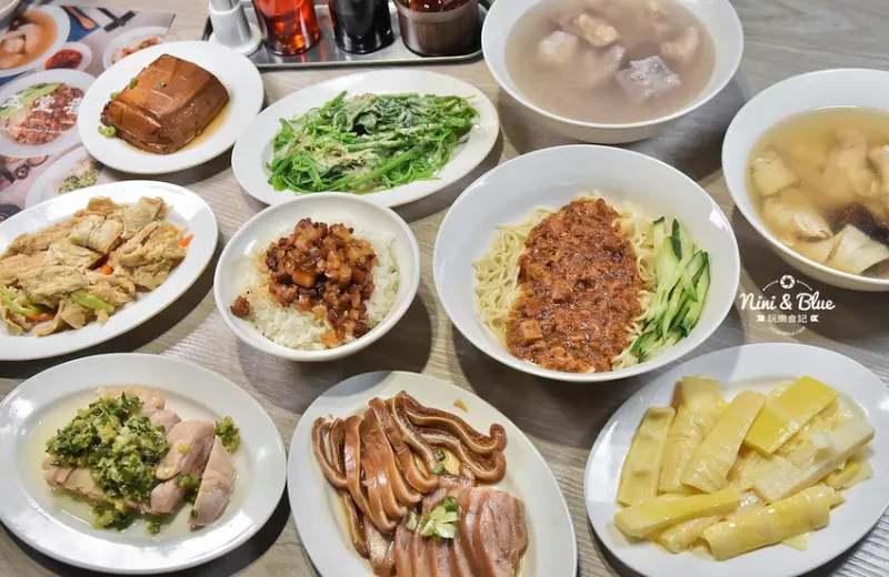 台中美村路烤鴨附近的平價小吃，除了必點魯肉飯，還推薦豬耳朵、芋頭排骨湯、豆皮絲-妮妮布魯