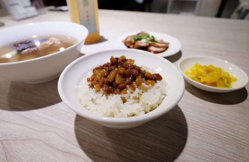 台中西區│玉堂春魯肉飯-市集人氣店家允豐行在美村路開店面囉 - 藍色起士的美食主義