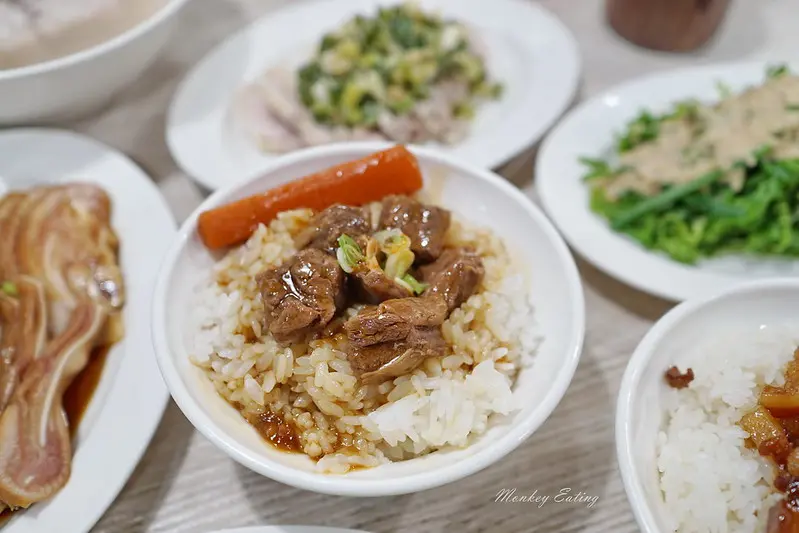 【台中西區】玉堂春滷肉飯│美村路平價美食，招牌滷肉飯、牛腩飯、蔥油雞腿很推唷~
