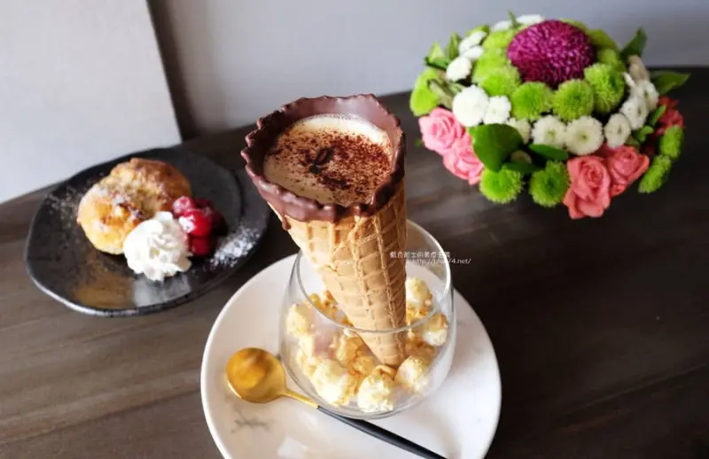 台中南屯│13號月台-可以吃的咖啡杯.是咖啡也是甜點的視覺系甜筒咖啡 - 藍色起士的美食主義