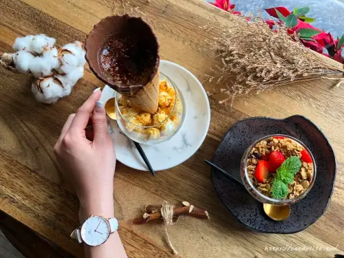 台中美食│Platform 13號月台〃台中工業風咖啡館，招牌甜筒咖啡好犯規，還有季節限定鮮草莓乳酪杯限量販售~