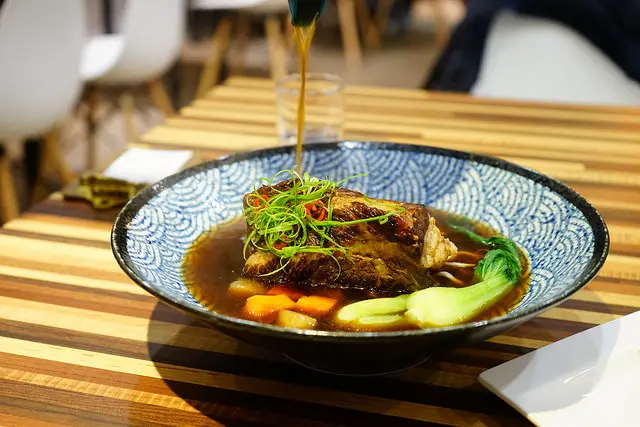 台中美食~新店報報 合是 match market農食藝 從產地到餐桌安心的質樸美味再一家 有吃過prime等級帶骨牛小排牛肉麵嗎?? 吃過就愛上的驚喜