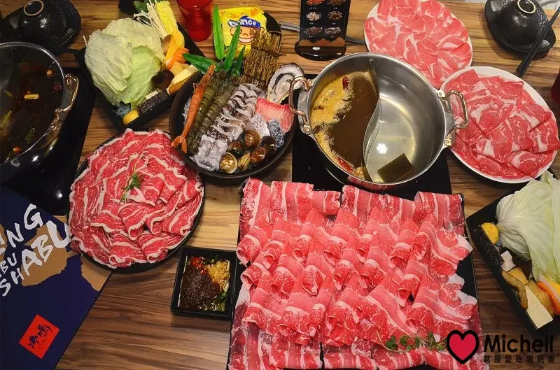❤️新北/中和火鍋❤️沸騰 Boiling Shabu Shabu：食材精緻講究、超大份量肉盤飽到全家人眼神呈呆滯樣，CP值超高的鍋物店!!環境舒適的親子用餐空間!!