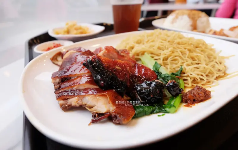 台中西屯│了凡香港油雞飯麵台中J-Mall店-新加坡米其林一星品牌.世界首家米其林小販.來澄清榮總東海商圈摘星 - 藍色起士的美食主義