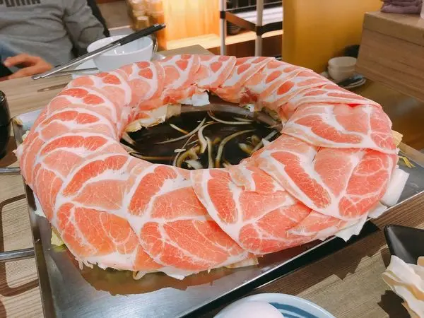 高雄✿大鍋頭海鮮鍋物美術青海店✿愛河旁的最浮誇火鍋 ! 肉圈圈滿滿好吃肉片大滿足~