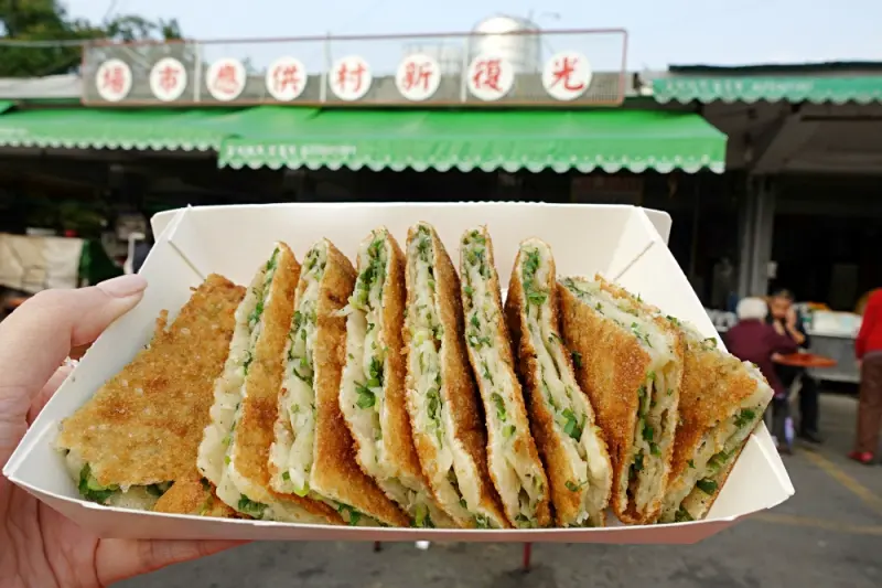 【台中美食】眷村蔥油餅 酥脆蔥花好多 光復新村道地眷村蔥油餅推薦！