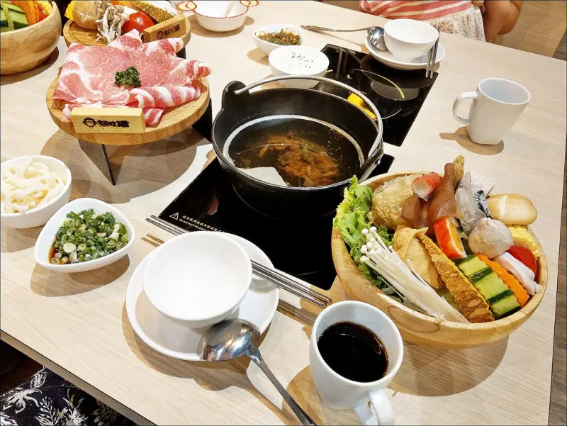 [台中] 猴吃鍋 台中小火鍋推薦 加點的蛤蠣跟鮮蝦盤好吃不貴份量大