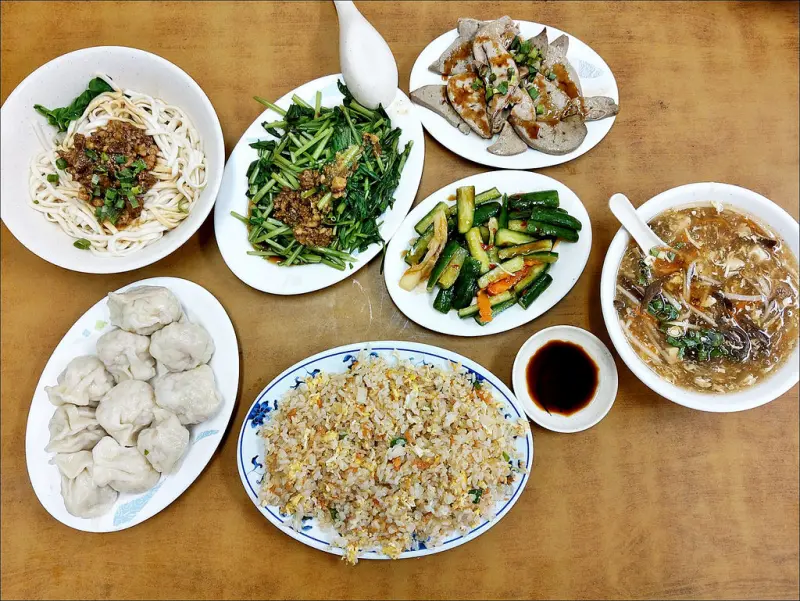 [台中] 至尊川味牛肉麵 珍珠水餃 滿滿的一桌才兩百出頭 好吃便宜又好停車