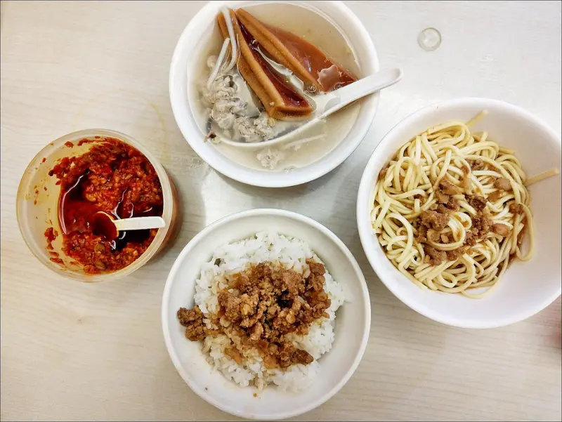 [台中] 鹿港肉羹泉 向上市場美食推薦 平價又好吃的魷魚肉羹