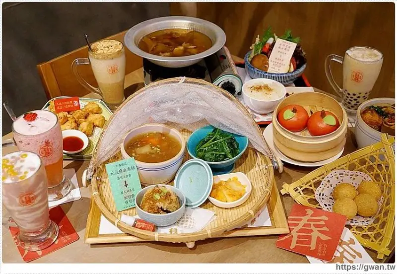 有春茶館平日不限時、不收服務費，用餐時段生意超好，復古菜餚彷彿走進阿嬤的老廚房!