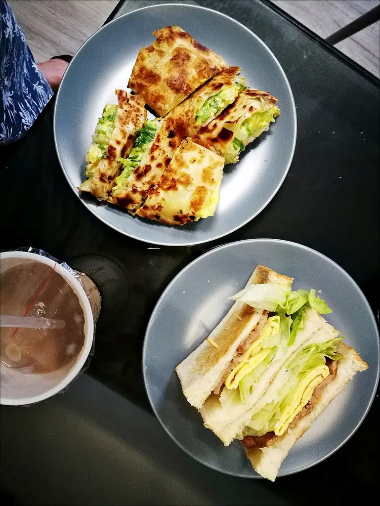 [台中] 食點伴 國美館商圈平價早午餐店 招牌酥皮蛋餅好吃但出餐速度慢