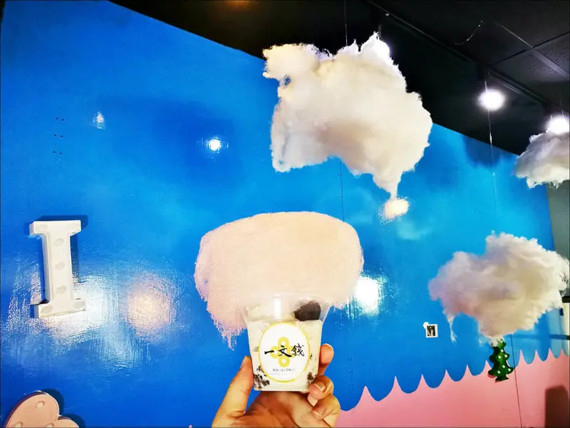 [台中] 一文錢霜淇淋專賣店 柳原教會對面 老闆很多公仔收藏棉花糖霜淇淋好拍照