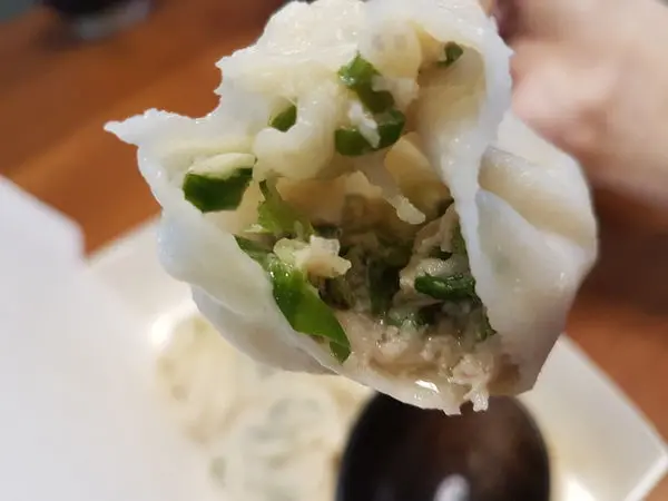 宜蘭美食》正好鮮肉湯包(五結店)。小吃。皮薄多汁的美味湯包。五結鄉公所