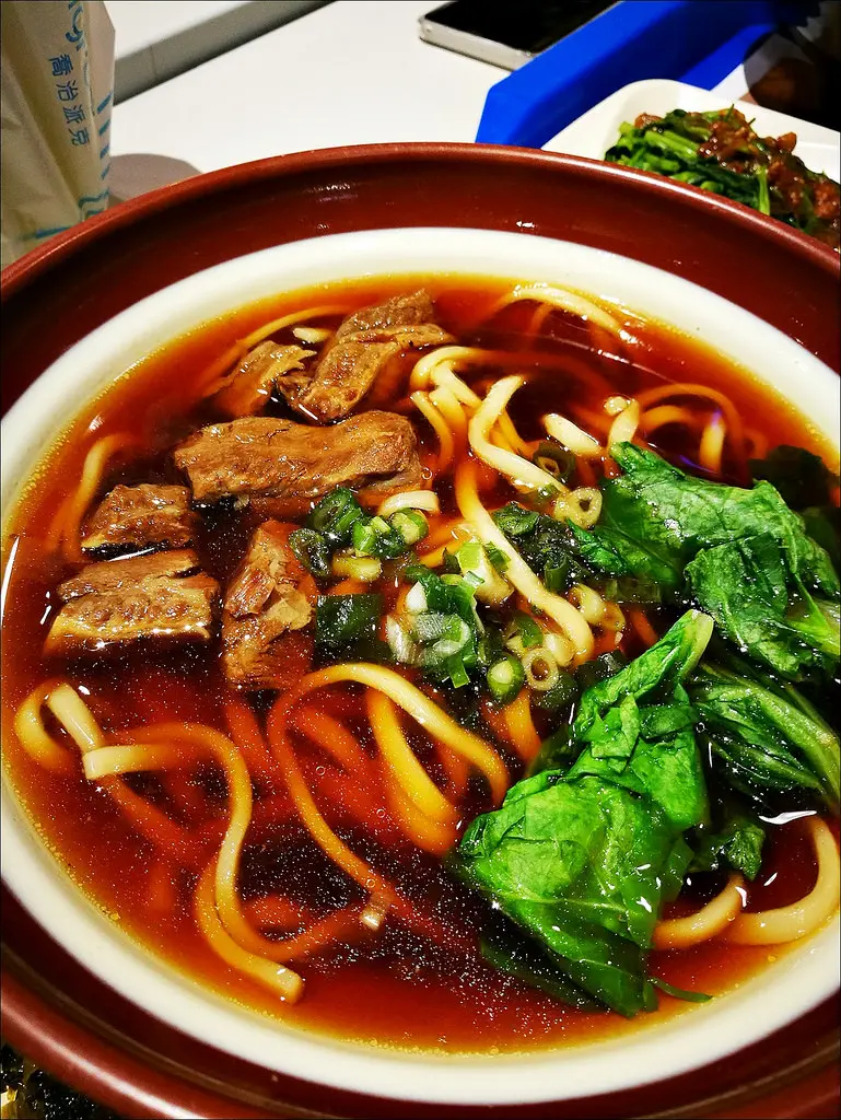 [台中] 三商巧福 文心家樂福 學生記憶時的味道 牛肉麵就是要加半罐酸菜才好吃阿！！