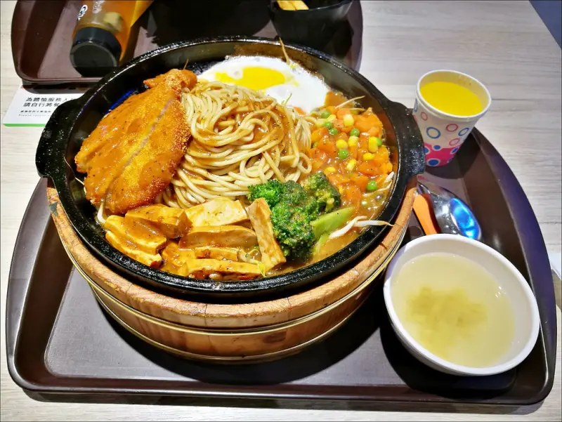 [台中] 鴻屋木桶燒蛋包飯 台中秀泰廣場美食街餐廳 鐵板用木桶裝有氣勢白飯可換鐵板麵