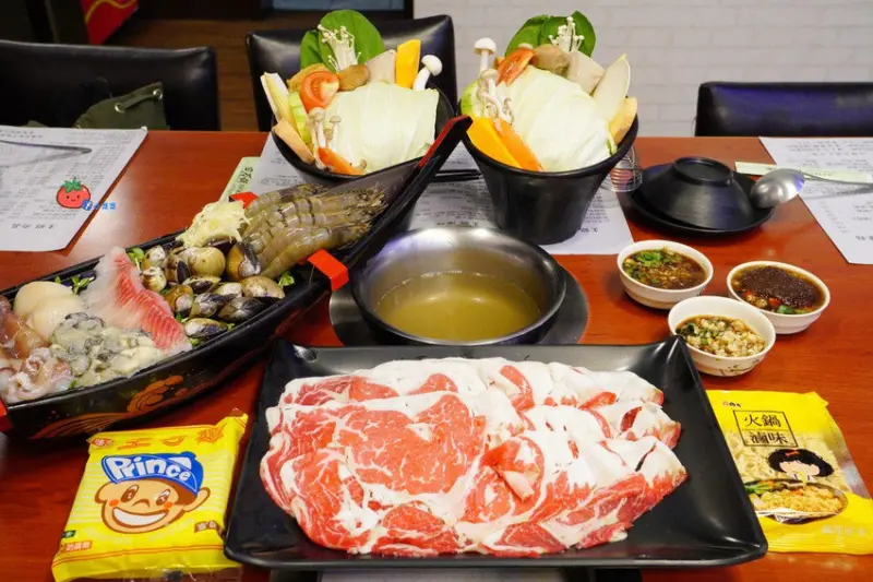 【蘆洲火鍋】200元起 白甘蔗熬湯底 田原鍋日式涮涮鍋 藥膳湯底不加價 王子麵冰淇淋吃到飽！雙人海陸套餐 含menu