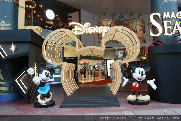 【台北免費景點】東區必拍聖誕景點！台北SOGO忠孝館、復興館聯手打造超可愛的迪士尼大型戶外聖誕景點。全台SOGO百貨Disney Magic Season聖誕主題布置懶人包