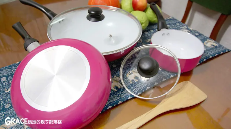 網路訂購》超美少女心❤Color Cook玫紅白陶瓷不沾鍋具組(鍋具優惠資訊分享)+奶奶的家常菜食譜作法大公開 - 甜豆炒櫻花蝦x 拋灑豬肉飯x 海鮮丸蘿蔔湯~