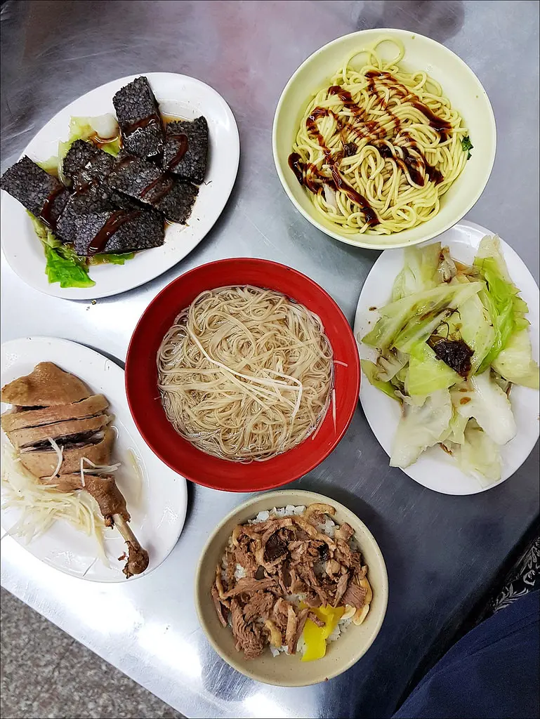 [台中] 鴨董鴨肉飯 西屯路鴨肉飯 隔壁就是我們很常吃的鵝媽媽