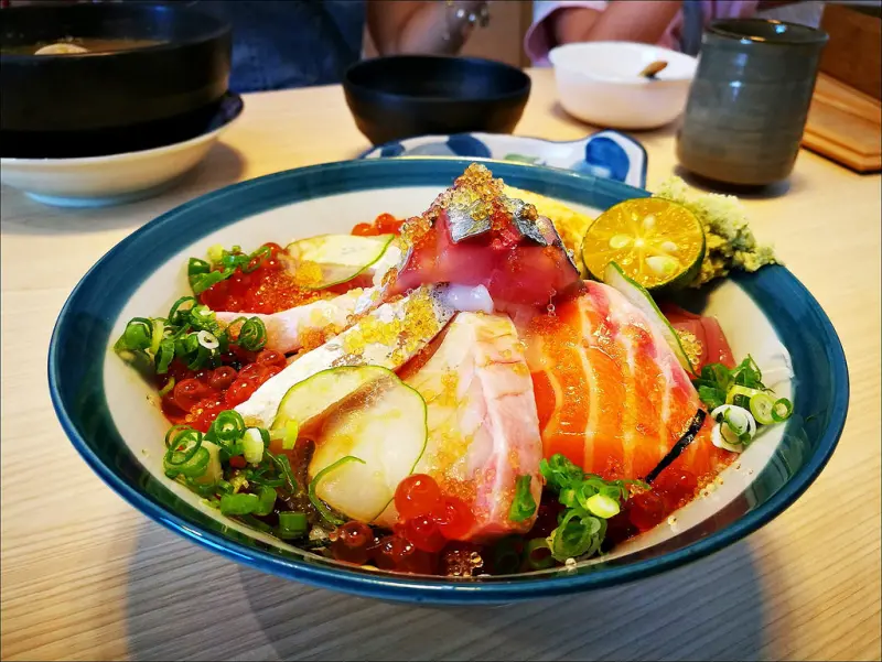 [台中] 瞞著爹台中精誠丼飯 台中海鮮丼推薦 用餐空間有質感餐點水準也不錯