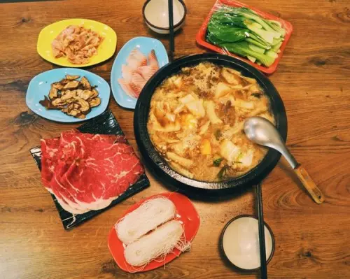 [新北新莊區] 美食提案 X 老地方石頭火鍋∥以盤計價/ 精選大骨熬製獨門湯頭/ 新莊石頭火鍋推薦∥