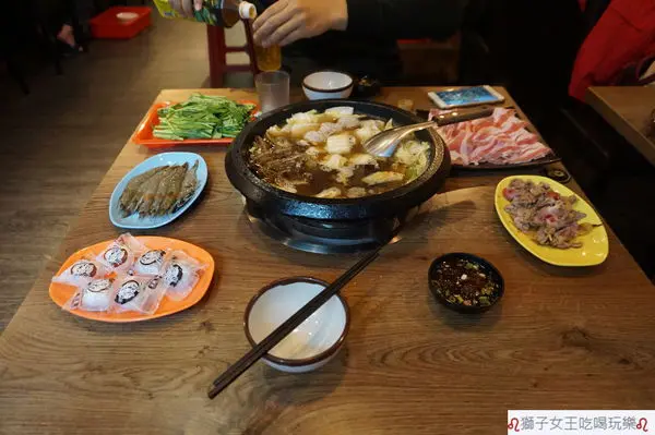 (新北●新莊)新莊美食~老地方自助石頭火鍋~新莊石頭火鍋~