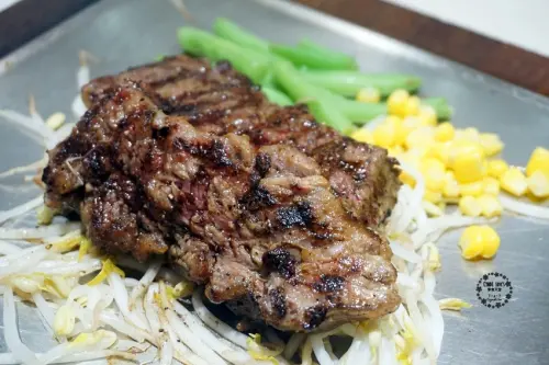 赤鬼炙燒牛排台灣大道店，台中超人氣牛排排餐，搬家後新店純白典雅裝潢 - Cyndi loves享食天堂