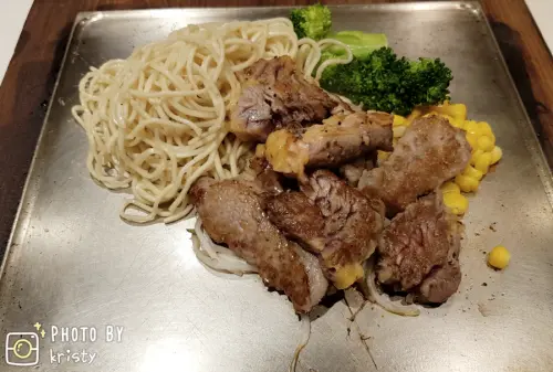 【台中。赤鬼炙燒牛排台灣大道店】超愛軟嫩有嚼勁的沙朗牛排，經典法果球麵包與特製沾醬好美味！