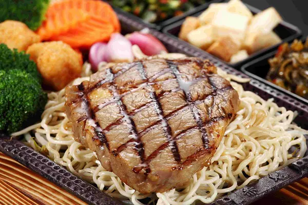 《赤鬼牛排》台中人氣牛排，特殊吃法讓你欲罷不能！