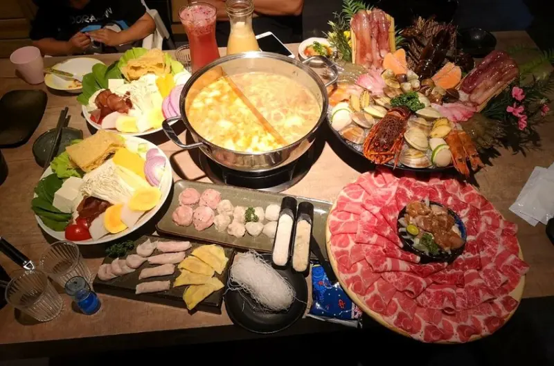 一個人不到八百元就能吃到精緻的龍蝦鴛鴦鍋，你心動了嗎？