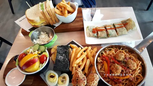 濰克早午餐台中民權店。走平價風格菜單多樣化。奶油核桃乳酪醬無限享用